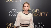 Ladylike! Ia tampil bergaun putih semi transparan. Jamie McCarthy/Getty Images/detikFoto.
