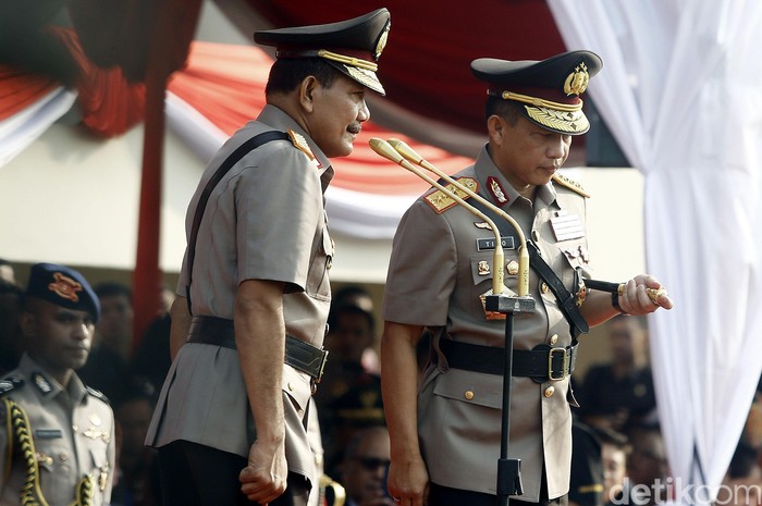 Jabatan Kapolri resmi diserahkan dari Badrodin Haiti ke Jenderal Tito Karnavian. Sertijab ditandai dengan penyerahan tongkat komando di PTIK, Jaksel, Kamis (14/7).
