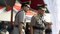 Surat keputusan presiden kemudian dibacakan. Surat presiden itu berisi pemberhentian Jenderal Badrodin Haiti dengan hormat dan pengangkatan Jenderal Tito Karnavian.