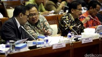 Gubernur Bank Indonesia Agus Martowardojo dan Menteri Keuangan Bambang Brodjonegoro berdiskusi disela-sela rapat.