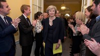 penunjukan May sebagai perdana menteri dilakukan oleh Ratu Elizabeth II, 1 jam setelah pengunduran diri Cameron diterima. REUTERS/Stefan Rousseau/Pool.