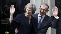 Theresa May tampak didampingi suaminya Philip. REUTERS/Stefan Rousseau/Pool.