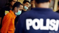 Polisi menggelandang Syahrul Sidik (29), pembunuh teman kencannya Alika (23) di sebuah kamar Hotel Elysta, Koja, Jakarta Utara digelandang ke Ditreskrimum Polda Metro Jaya.