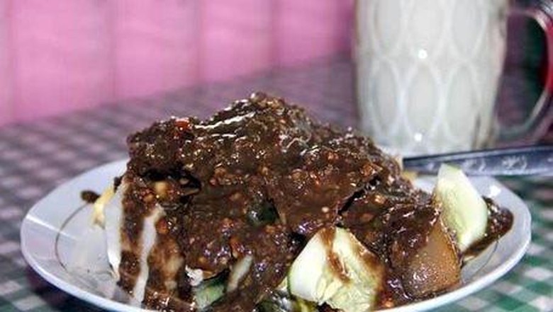 Foto: Rujak cingur khas Surabaya (Ari Es/dTraveler) Foto: Rujak cingur khas Surabaya (Ari Es/dTraveler)