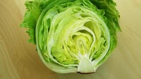 Beragam jenis lettuce sangat renyah dan kaya air. Romaine lettuce kaya akan vitamin B, folic dan magnesium untuk menjaga gula darah dan sistem kekebalan tubuh. renyah untuk campuran salad dengan saus vinaigrette.Foto: iStock