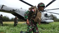 Pasukan Marinir Indonesia turun dari helikopter, Rabu (13/7). REUTERS/Hugh Gentry.