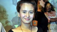 Ayushita tampak mengenakan kaus hitam tangan panjang dengan kain batik sebagai bawahannya. Pool/Noel/detikFoto.