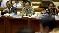 (Ki-ka) Gubernur Bank Indonesia Agus Martowardojo, Menteri Keuangan Bambang Brodjonegoro, dan Kepala Bappenas Sofyan Djalil menghadiri rapat di ruang Komisi XI DPR, Kamis (14/7/2016).