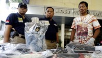 Polisi menunjukan barang bukti kasus pembunuhan itu.
