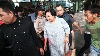 Ketua Wantimpres Sri Adiningsih meninggalkan gedung KPK.