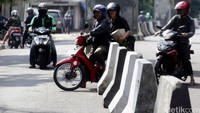 Meski sudah dipasang pembatas jalan, masih banyak pengendara yang menyerobot.