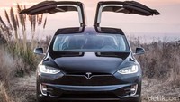 Tesla Model X memiliki pintu belakang yang bisa terbuka ke atas. Tesla menyebutnya sebagai Falcon Wing. Foto: Tesla