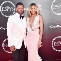 Ciara mendapatkan cincin indah dari suaminya kini, Russell Wilson saat ia melamar dengan cincin 16 karat seharga US$ 2 juta atau Rp 26 miliar.