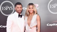Ciara tampak berseri mendampingi sang suami, Russell Wilson di acara yang digelar di Microsoft Theater, Los Angeles, AS pada Rabu (13/7) waktu setempat. Alberto E. Rodriguez/Getty Images/detikFoto.