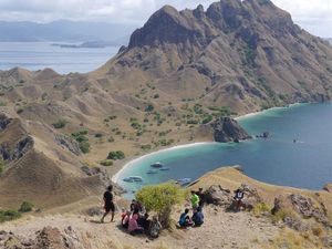 Banyak Wisatawan ke Komodo, Jangan Ambil Pasir Pantainya!