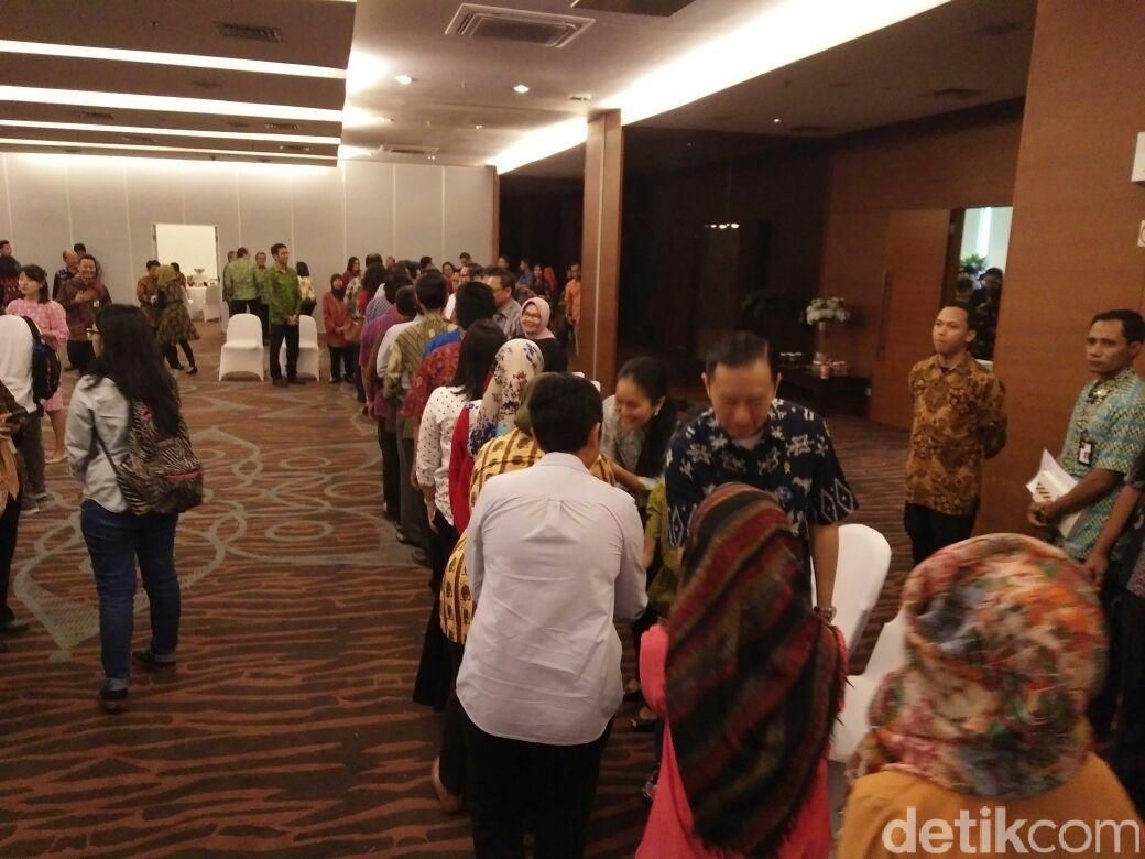 Bareng Istri dan Anak, Mendag Lembong Salami Ratusan PNS 