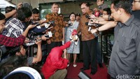 (Kiri-kanan) Ketua KPK Agus Rahardjo, Ketua Wantimpres Sri Adiningsih dan anggota Wantimpres Sidarto Danusubroto memberikan keterangan pers terkait pertemuan.