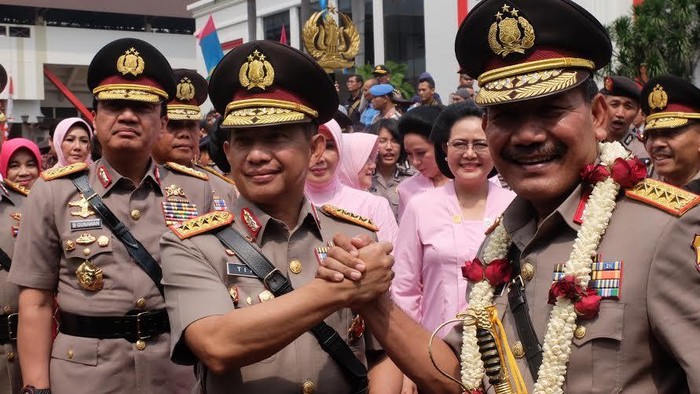 Kapolri Jenderal Tito Lepas Jenderal Badrodin dengan Salam Komando