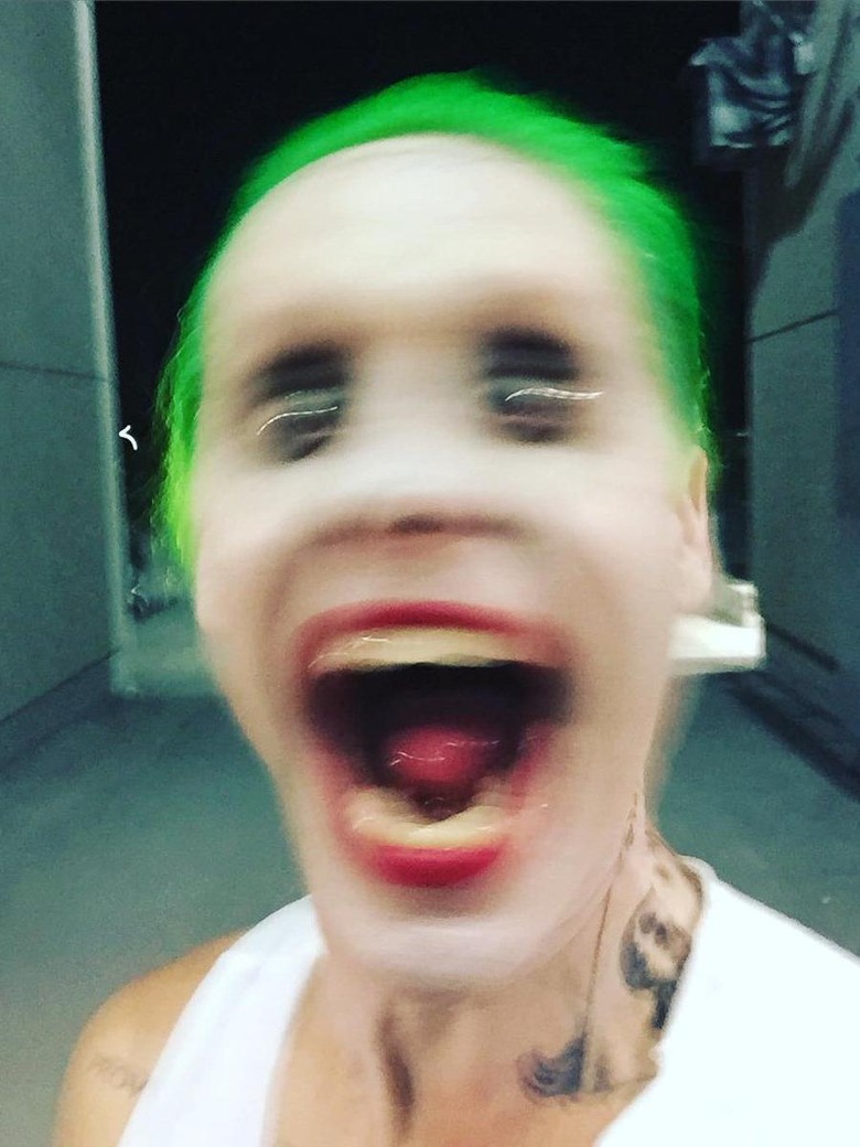 Jared Leto Pamer Senyum Sinis Mengerikan Sosok Joker