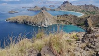 Foto: Pemandangan dari puncak bukit. Jika kemudian menengok ke sisi kanan, akan terlihat perbukitan yang diapit tiga teluk dengan cantiknya (Kurnia/detikTravel)