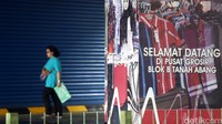 Warga melintas di kawasan Blok B Pasar Tanah Abang, Jakarta, Kamis (14/7).