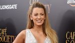 Hamil Anak Kedua, Blake Lively Tampak Berseri di Red Carpet