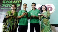 Psikologi anak Roslina Verauli, Brand Manager Nestle Milo Jeffri Ricardo, Catagory Marketing Manager Milo Leonard Bimbuain, dan dokter pemerhati gaya hidup Grace Judio menunjukan gelang perangkat pelacak aktivitas dan pemantau asupan makanan Milo Champ Squad.