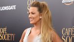 Hamil Anak Kedua, Blake Lively Tampak Berseri di Red Carpet