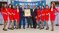 CEO Grup AirAsia Tony Fernandes (tengah) menunjukkan penghargaan yang diserahkan dalam acara Skytrax World Airline Awards 2016 di pameran kedirgantaraan Farnborough International Airshow yang digelar di Farnborough, Inggris. Ist/AirAsia.
