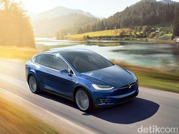 Pabrikan mobil listrik Tesla akhirnya memperkenalkan edisi Model X 60D dengan harga yang lebih murah.