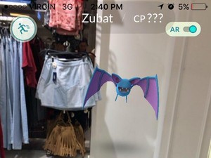 Cari Pokemon, Penggila Pokemon Go Serbu H&M Sampai Sephora