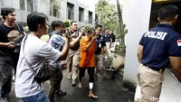 Syahrul yang mengenakan kaos dan celana panjang warna hitam itu turun dari mobil penyidik Subdit Jatanras Ditreskrimum Polda Metro, Rabu (13/7/2016). Dia berjalan pincang akibat luka tembak di kaki sebelah kiri.