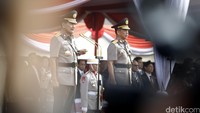Jenderal Badrodin Haiti dan Jenderal Tito Karnavian masuk ke lokasi upacara di PTIK, Jakarta Selatan, Kamis (14/7/2016) sekitar pukul 08.02 WIB. Sertijab lalu diawali dengan apel pasukan.