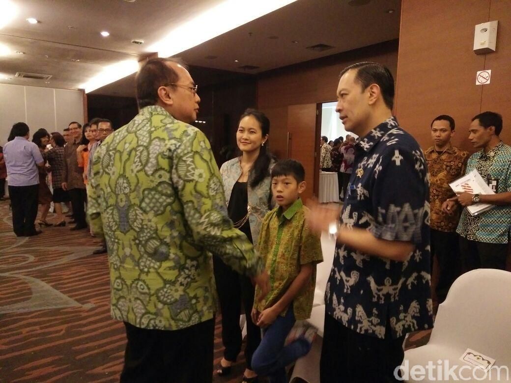 Bareng Istri dan Anak, Mendag Lembong Salami Ratusan PNS