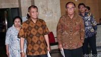 (Kiri-kanan) Ketua Dewan Pertimbangan Presiden (Wantimpres) Sri Adiningsih, Ketua KPK Agus Rahardjo dan anggota Dewan Pertimbangan Presiden (Wantimpres) Sidarto Danusubroto keluar gedung KPK usai melakukan pertemuan, Kamis (14/7/2016).