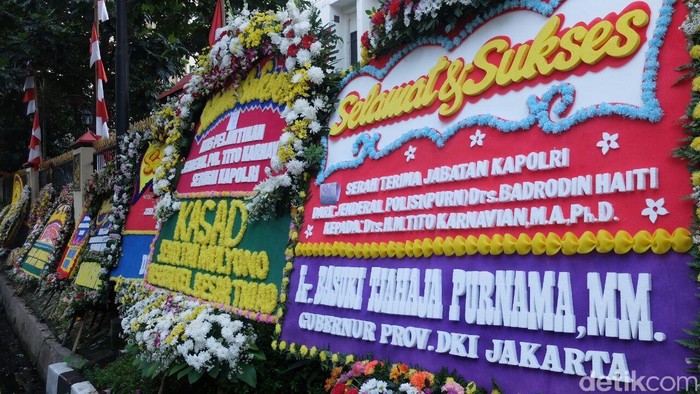 Ahok Hingga Para Menteri Kirim Karangan Bunga untuk Jenderal Tito