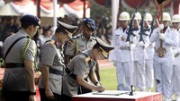 Jenderal Tito Karnavian menandatangani naskah sertijab.