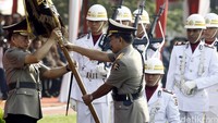 Badrodin kemudian menyerahkan tongkat komando kepada Tito sebagai tanda sertijab.
