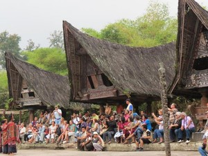 Libur Usai Lebaran ke Danau Toba, Ada Apa di Samosir?