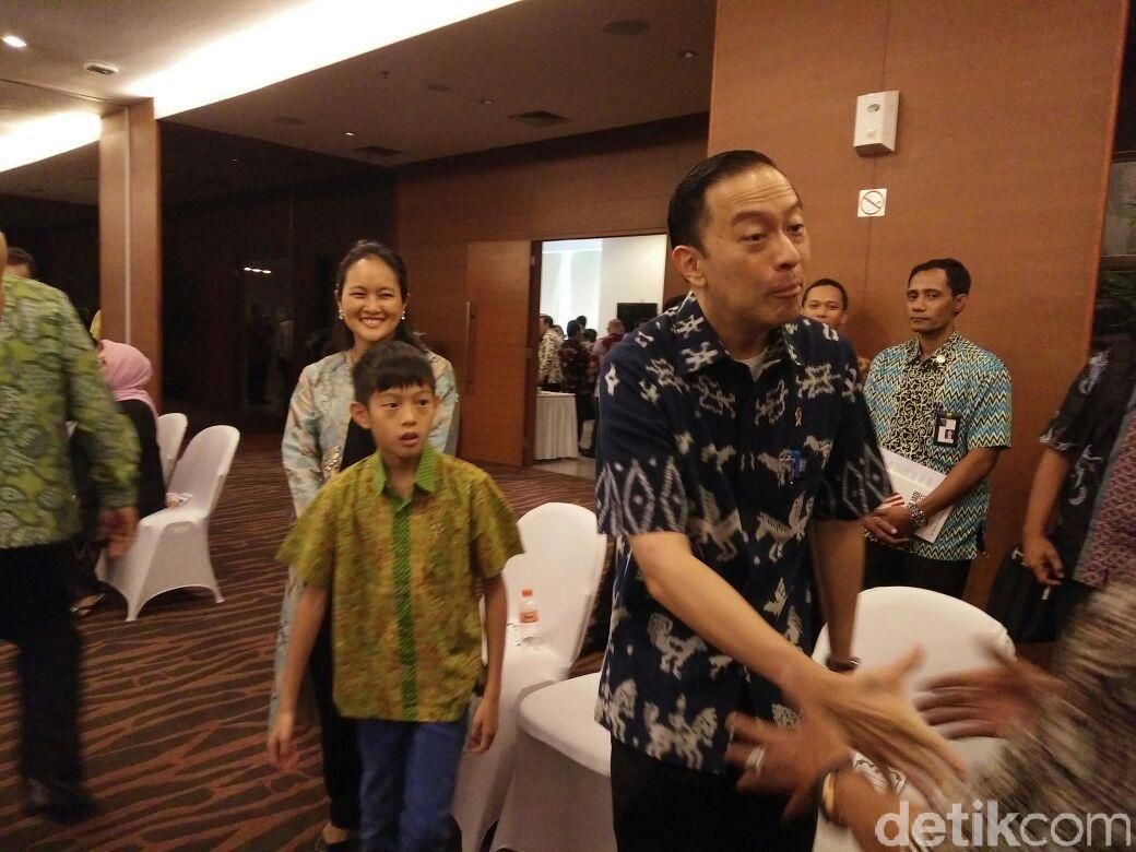 Bareng Istri dan Anak, Mendag Lembong Salami Ratusan PNS 