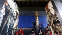 Toko-toko tampak masih tutup.