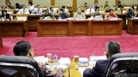 Rapat ini membahas APBNP 2017.