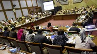 Dalam daftar itu diketahui mayoritas vaksin palsu tersebar mayoritas di Jabodetabek, khususnya Bekasi. Anggota komisi IX Saleh Daulay lalu mempertanyakan soal data yang sebelumnya disebut vaksin tersebar di 9 provinsi.