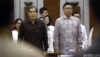 Plt Ketua Komisi Pemilihan Umum (KPU) Hadar Nafis Gumay menerima Data Penduduk Potensial Pemilih Pilkada (DP4) dan Data Agregat Kependudukan per Kecamatan (DAK2) dari Menteri Dalam Negeri RI Tjahjo Kumolo Di Kantor KPU, Kamis (14/7/2016).