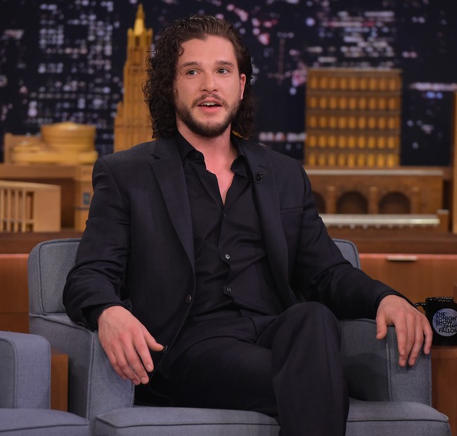 Sebelum jadi Jon Snow, Kit Harington sudah berkenalan dengan George R.R. Martin (penulis buku yang diadaptasi untuk Games of Throne) di toko buku tempatnya bekerja. Namun Kit Harington merasa kesal dengannya karena buku-buku karangan Martin selalu tebal dan berat sehingga sulit dibereskan. Foto: Getty Images