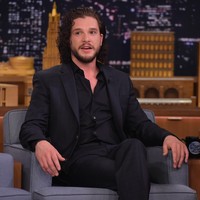 Sebelum jadi Jon Snow, Kit Harington sudah berkenalan dengan George R.R. Martin (penulis buku yang diadaptasi untuk Games of Throne) di toko buku tempatnya bekerja. Namun Kit Harington merasa kesal dengannya karena buku-buku karangan Martin selalu tebal dan berat sehingga sulit dibereskan. Foto: Getty Images