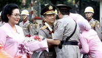 Badrodin Haiti mengucapkan selamat kepada penggantinya.