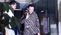 Gubernur DKI Jakarta, Basuki Tjahaja Purnama (Ahok) meninggalkan gedung Bareskrim Mabes Polri, Jakarta, Kamis (14/7/2016).