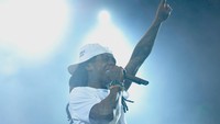 Lil Wayne membanting mic karena kesal DJ yang mengiringinya salah memutar lagu. Foto: Getty Images