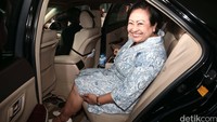Ketua Wantimpres Sri Adiningsih melempar senyuman dari dalam mobilnya sebelum meninggalkan gedung KPK.